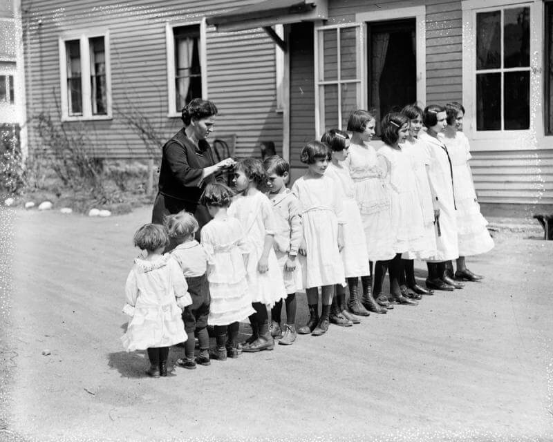 ¡Vea por qué esta familia de 1920 alinea a sus hijos cuando el automóvil se acerca! Quotes   