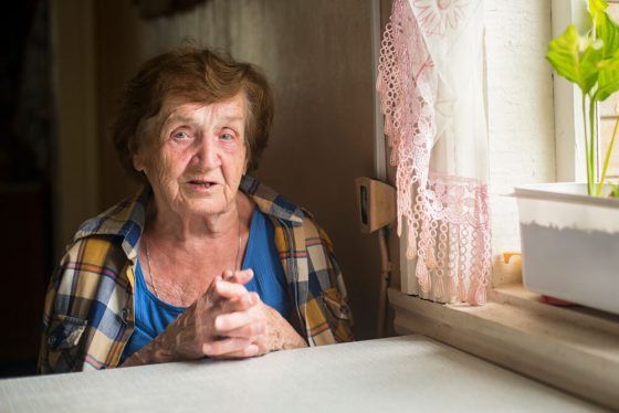 Esta anciana se queja de ruidos en su casa por las noches. Viendo esta foto, su sangre se congela. Quotes   