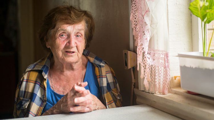Esta anciana se queja de ruidos en su casa por las noches. Viendo esta foto, su sangre se congela. Quotes   